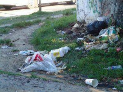 Basura alrededor del Cementerio Municipal de Ezpeleta