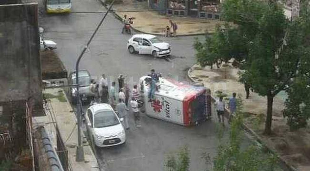 Chocaron y una ambulancia termin� volcada