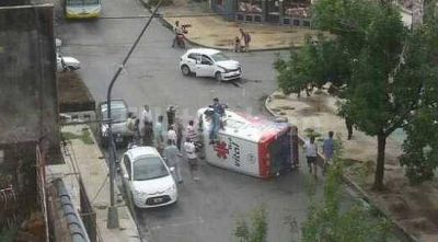 Chocaron y una ambulancia termin� volcada
