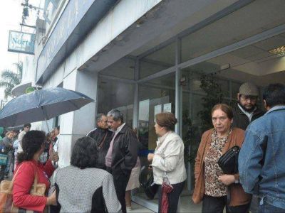 M�s beneficiarios acrecienta espera de tr�mites bancarios
