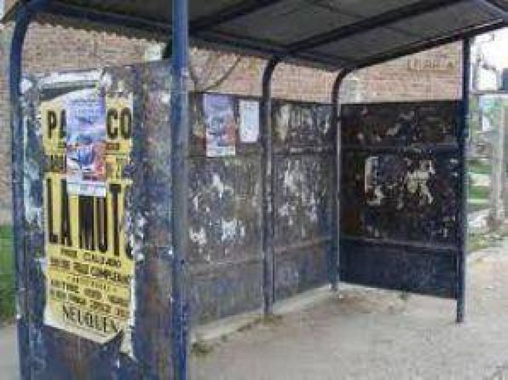 Incre�ble: Intentaron llevarse una garita de colectivo