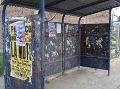 Incre�ble: Intentaron llevarse una garita de colectivo