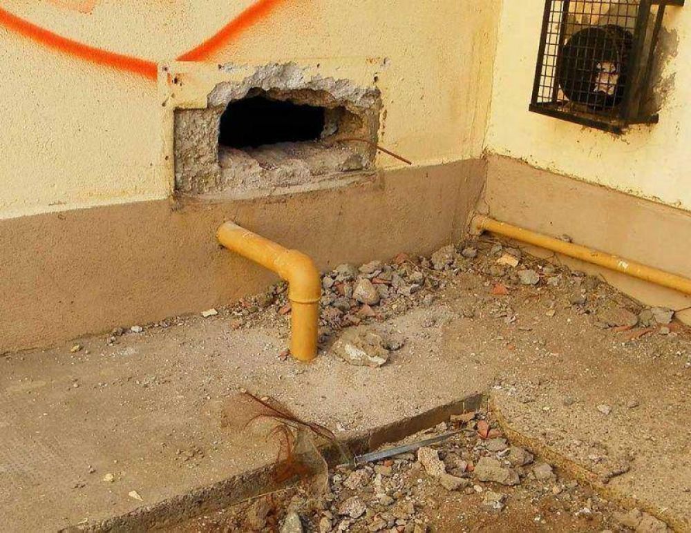 Cinco chicos apresados tras ingresar por un boquete a una escuela y provocar destrozos