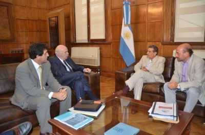 Naci�n comprometi� apoyo para la cosecha 2014 de las producciones riojanas