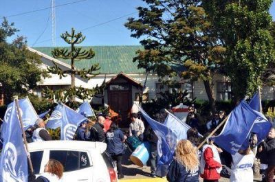 ATE quiere acelerar la discusi�n salarial y se manifest� frente al Municipio