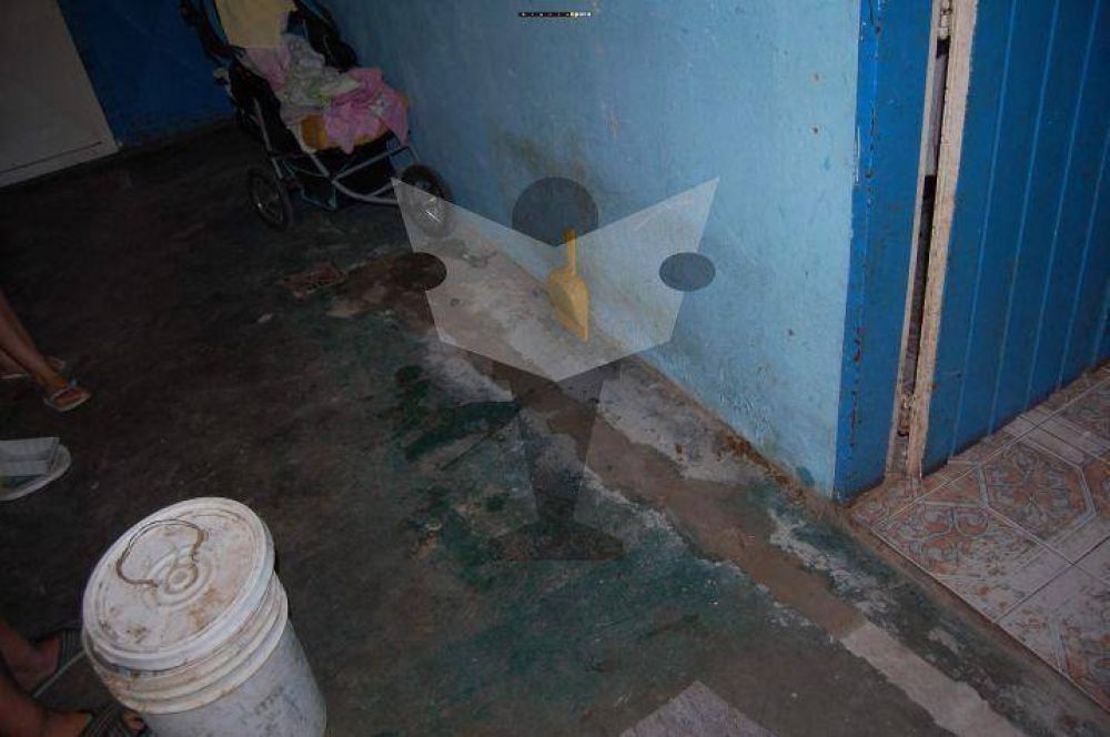Cloacas desbordadas en el barrio Pirayu�
