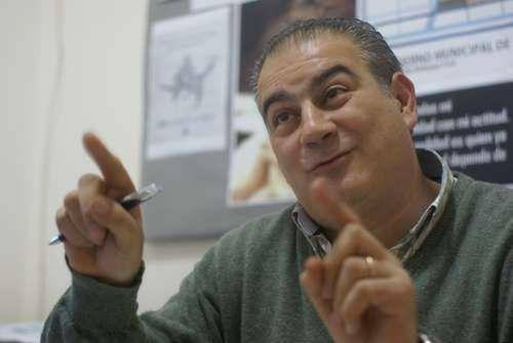 Por "diferencias insalvables" con el secretario de Gobierno, present� su renuncia Carlos Bon�n