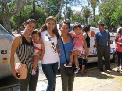 Las candidatas a Reina Nacional del Sol se sacaron fotos con los sanjuaninos