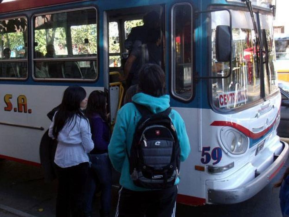 Estudiantes se unen para protestar contra un posible aumento del boleto