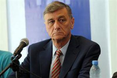 Hermes Binner: "�C�mo se pueden decir progresistas cuando el ajuste impacta en los salarios?"