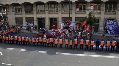 Con otro fuerte resguardo policial, una marcha de trabajadores corta el tr�nsito en el centro porte�o