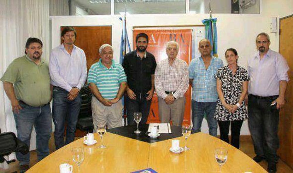 El ministro Oscar Cuartango junto a representantes de la CGT Zona Norte