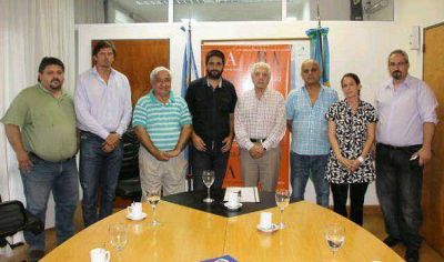 El ministro Oscar Cuartango junto a representantes de la CGT Zona Norte