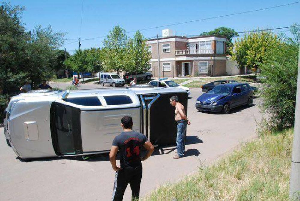 Choque y vuelco en Villa Santill�n