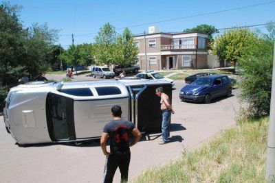 Choque y vuelco en Villa Santill�n