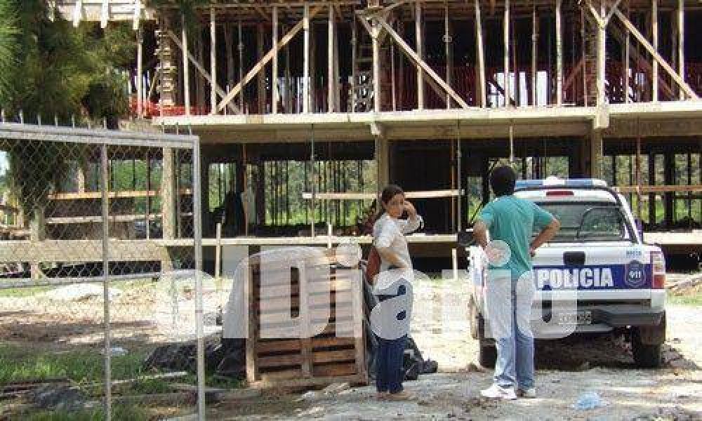 Muri� un obrero en un barrio cerrado al caer de una construcci�n
