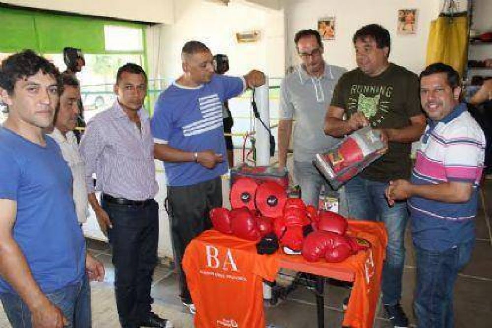 Manino Iriart entreg� material de entrenamiento a gimnasio de boxeo