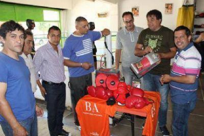 Manino Iriart entreg� material de entrenamiento a gimnasio de boxeo