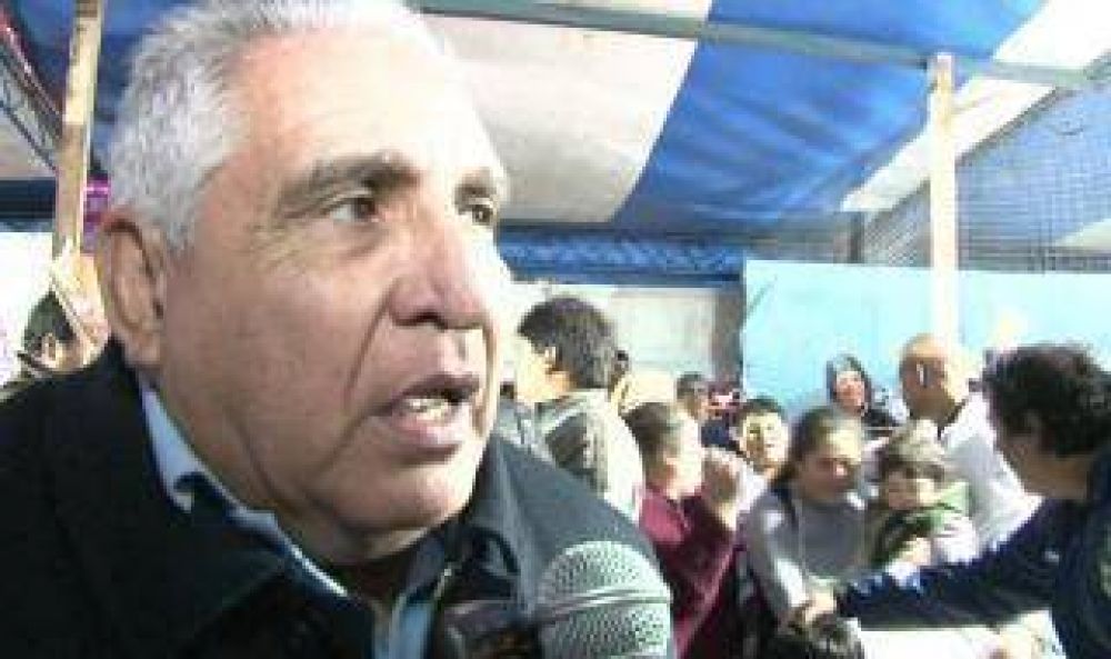 Tras ser detenido por pegarle a una polic�a, liberan al gremialista "Pata" Medina