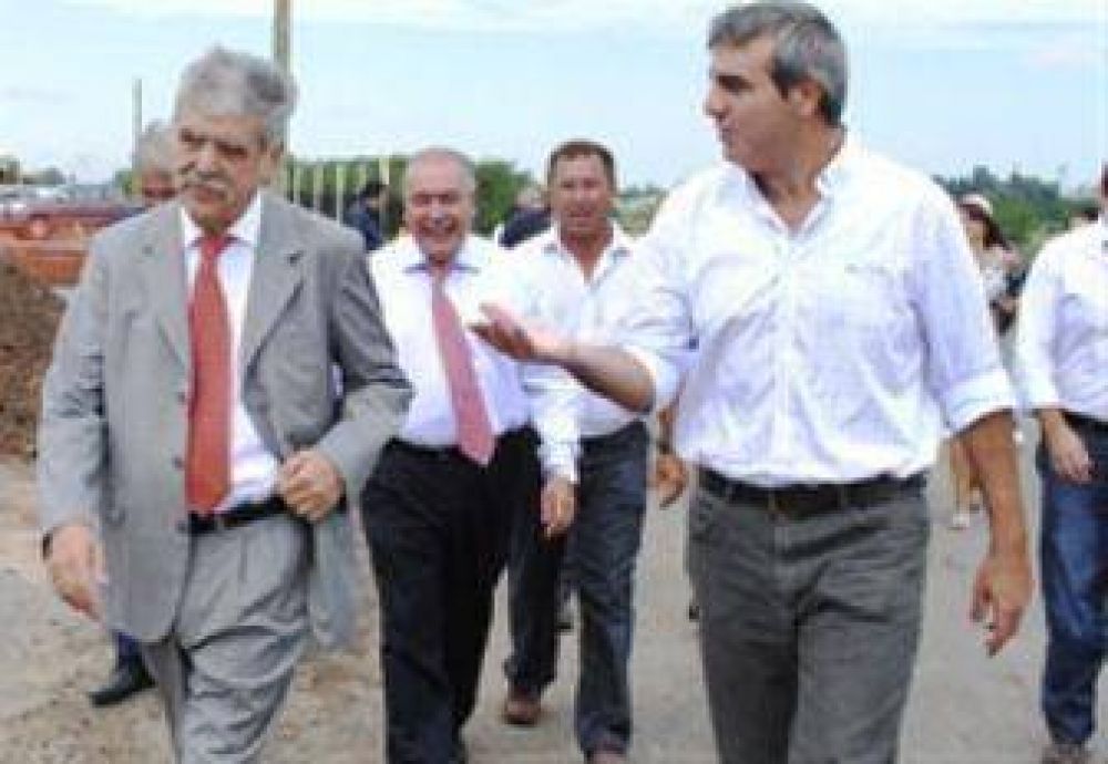 De Vido recorri� obras del Plan "M�s Cerca"	