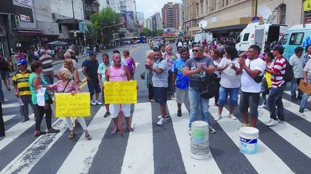 Ante nuevos desalojos, los manteros cortaron otra vez la avenida Pueyrred�n