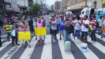 Ante nuevos desalojos, los manteros cortaron otra vez la avenida Pueyrred�n