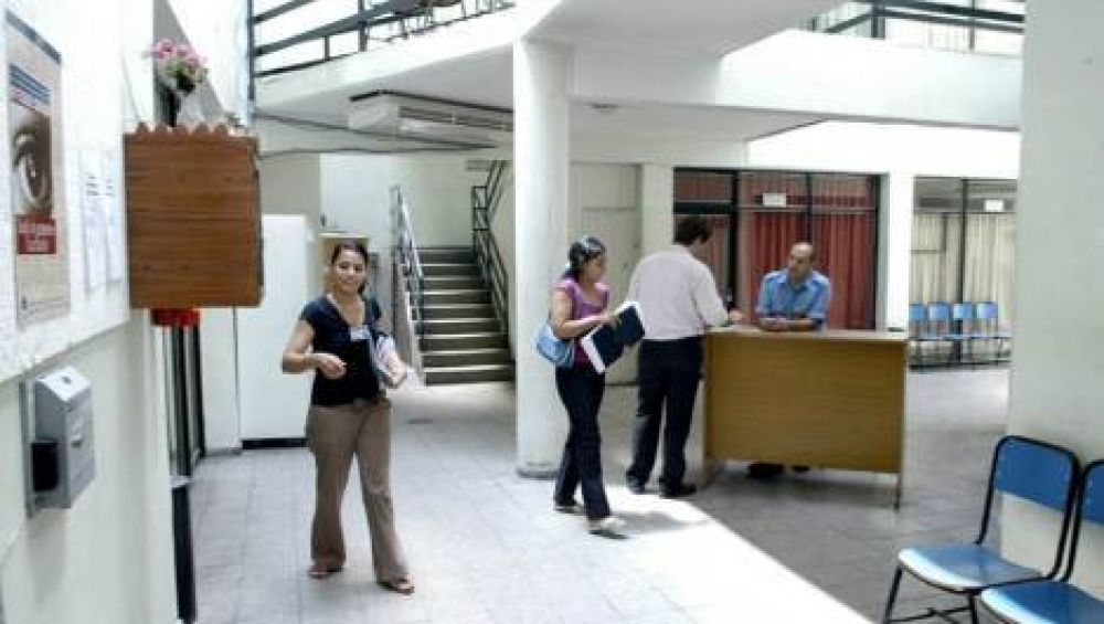 Polic�a detenido por golpear a un joven en un partido de basquet