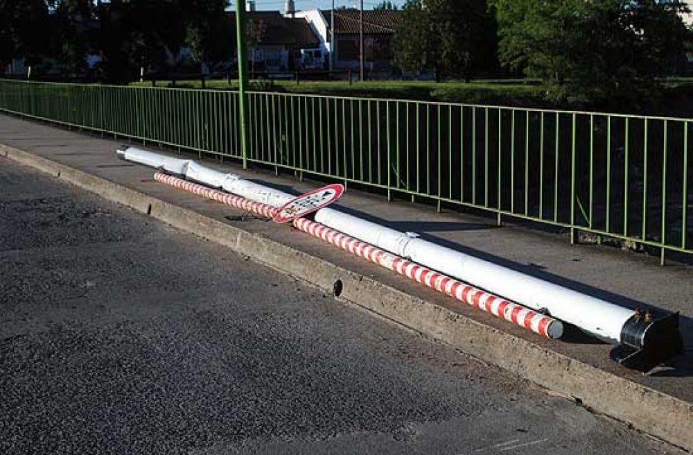 Un cami�n derrib� el limitador de altura de avenida Sarmiento