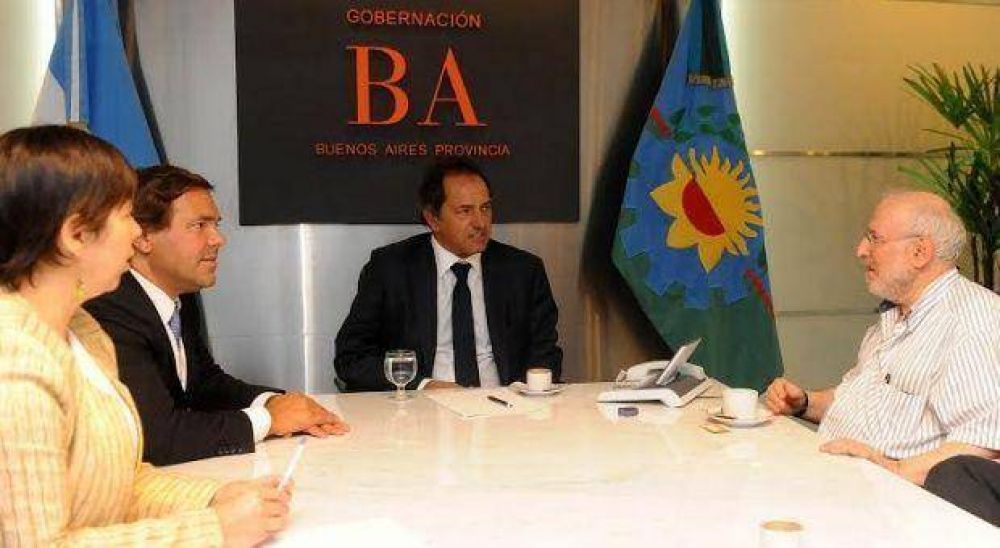 Scioli se reuni� con la CGT oficialista y con un economista cr�tico del Gobierno nacional