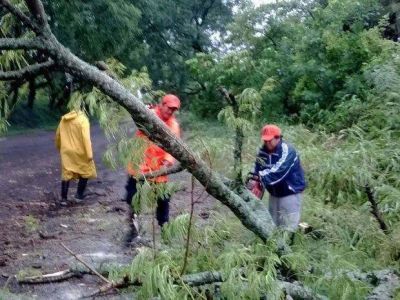 Contin�an con asistencia a familias damnificadas