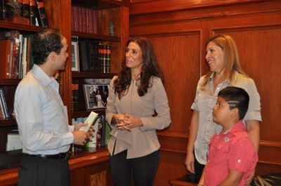 La Gobernadora Claudia Zamora entreg� subsidio a la iglesia Santiago Ap�stol