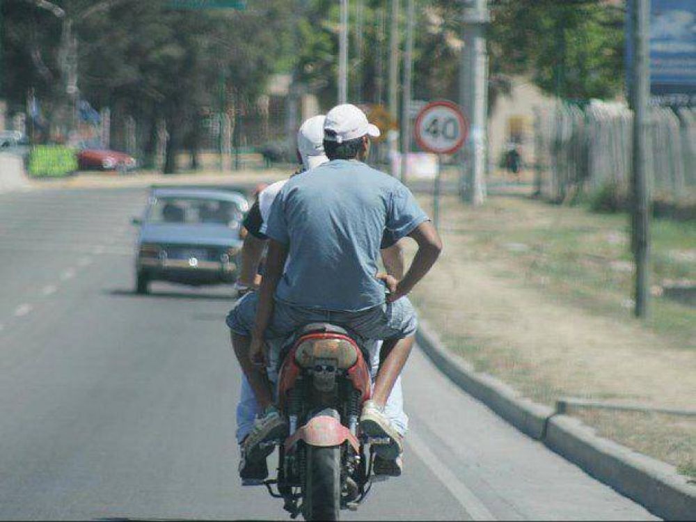 Una joven grave culpa de motochorros