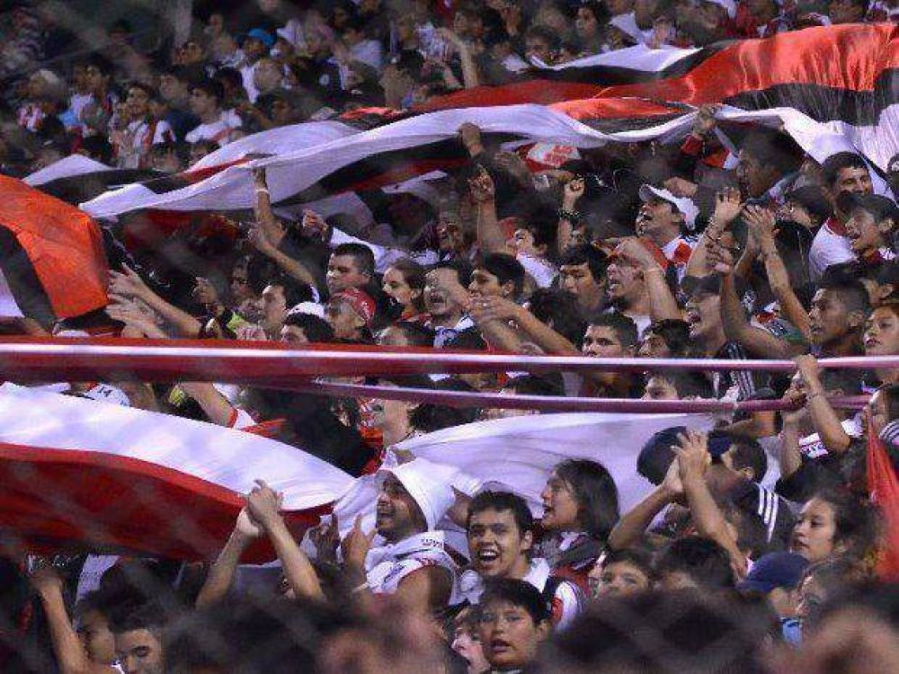 Tras el partido River - San Lorenzo en Salta, un hincha qued� hospitalizado y hay dos detenidos