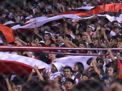 Tras el partido River - San Lorenzo en Salta, un hincha qued� hospitalizado y hay dos detenidos