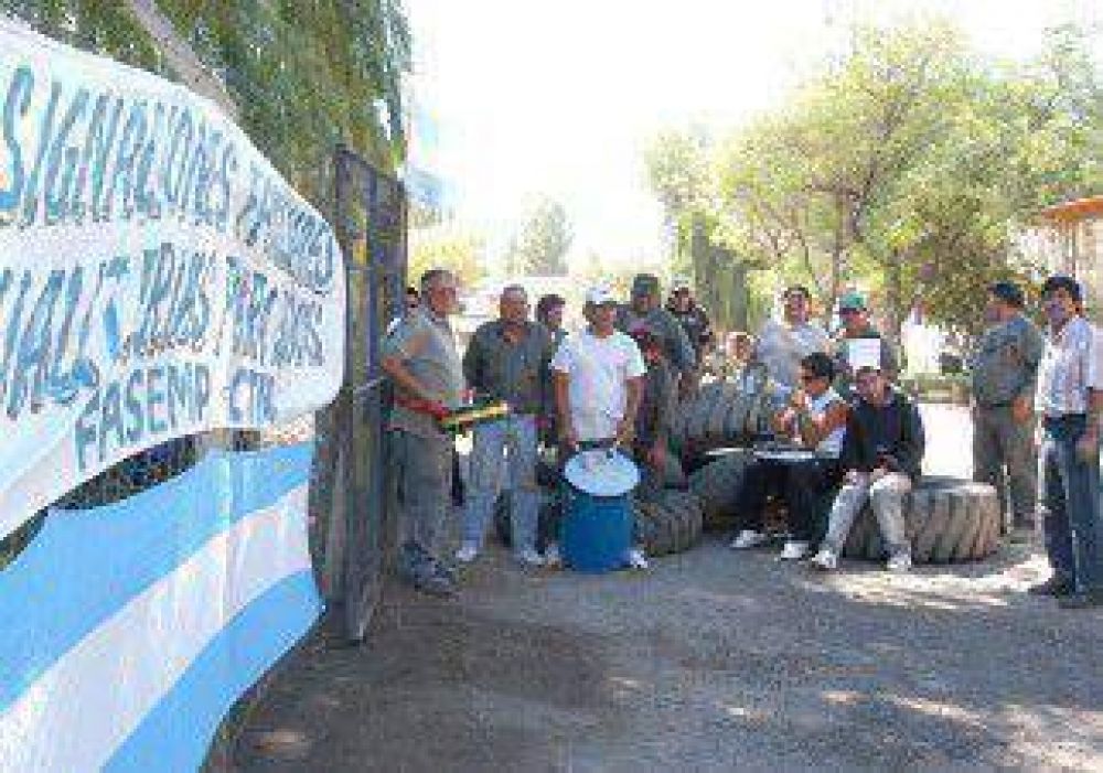 Endurecen protesta en el corral�n municipal