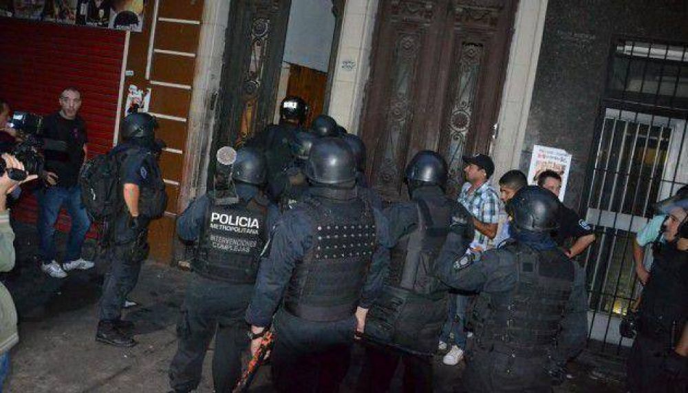 Denuncian �procedimientos irregulares� en desalojo en Once