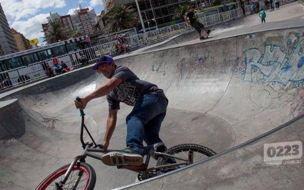 Muri� un joven que se accident� en el skate park