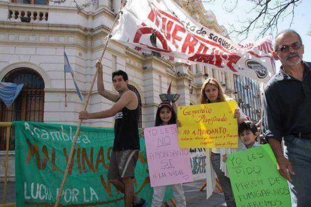 Ambientalistas contra Monsanto protestan frente a la Unicameral