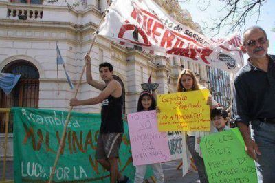 Ambientalistas contra Monsanto protestan frente a la Unicameral