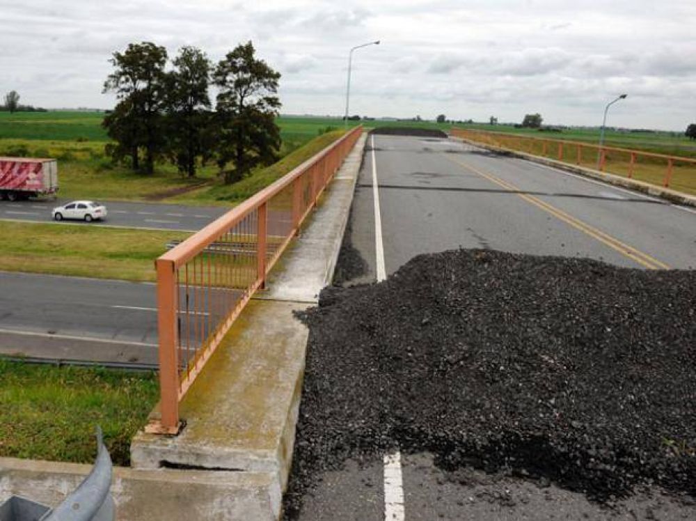 Anuncian la reparaci�n del puente en el acceso a la comuna de Monje