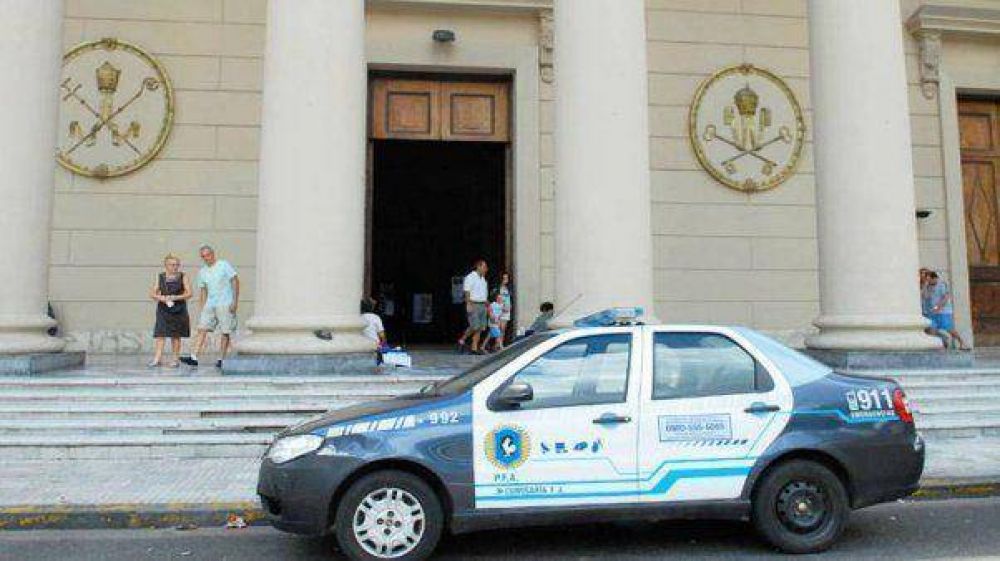 Entraron armados a la Catedral y robaron 100 mil pesos