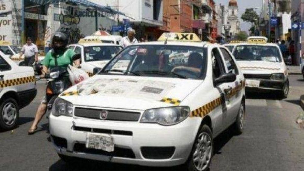 Taxistas insisten con pedido de aumento en la tarifa