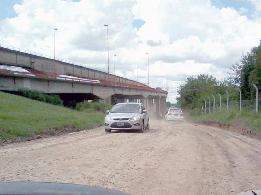 El municipio mejor� muy precariamente el camino colector del Puente