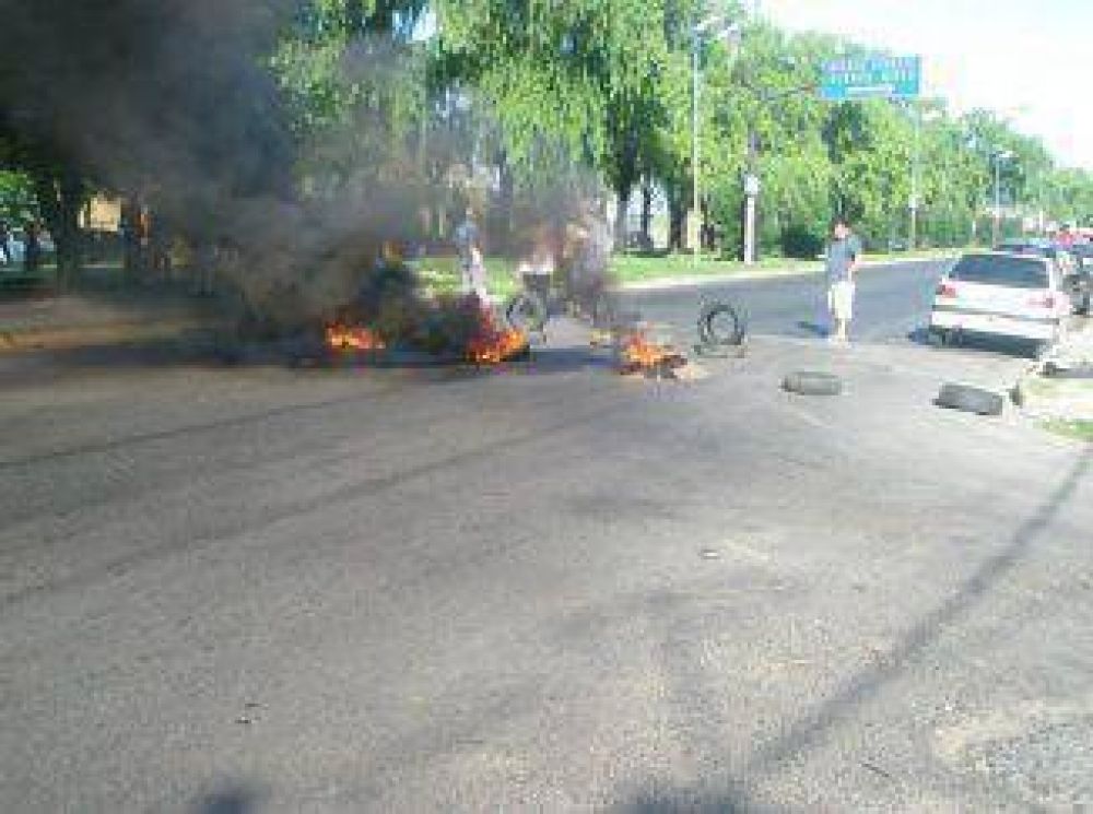 Vecinos de Villa Itat� cortaron el Tri�ngulo reclamando obras de pluviales