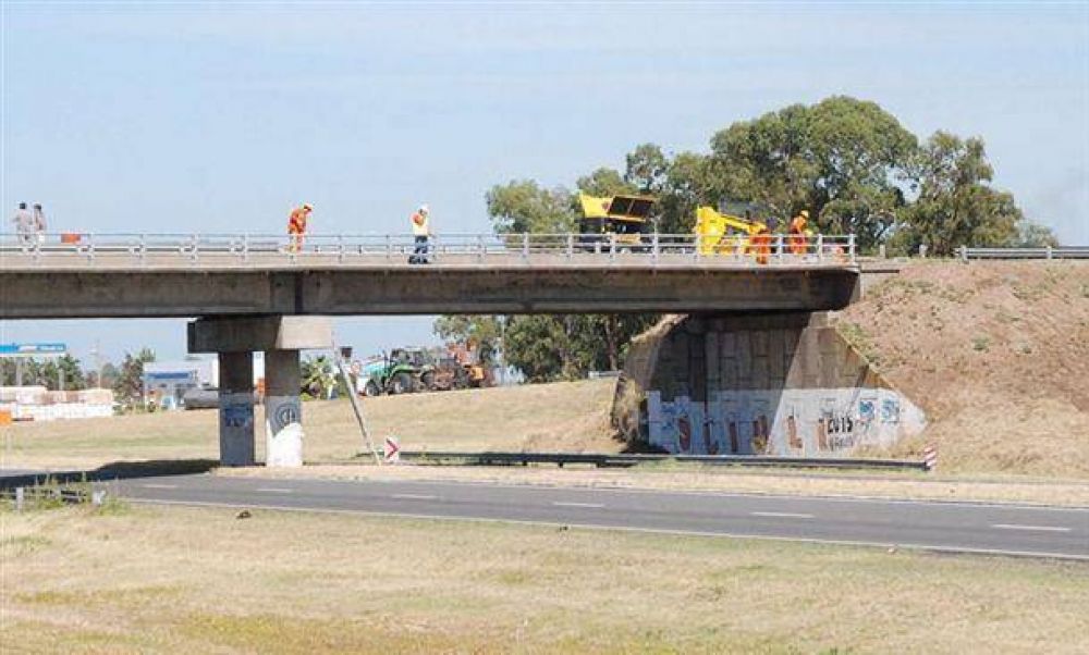Se trabaja en la reparaci�n del puente