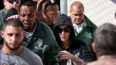 A la caza de Justin Bieber: demoraron su avi�n para registrarlo