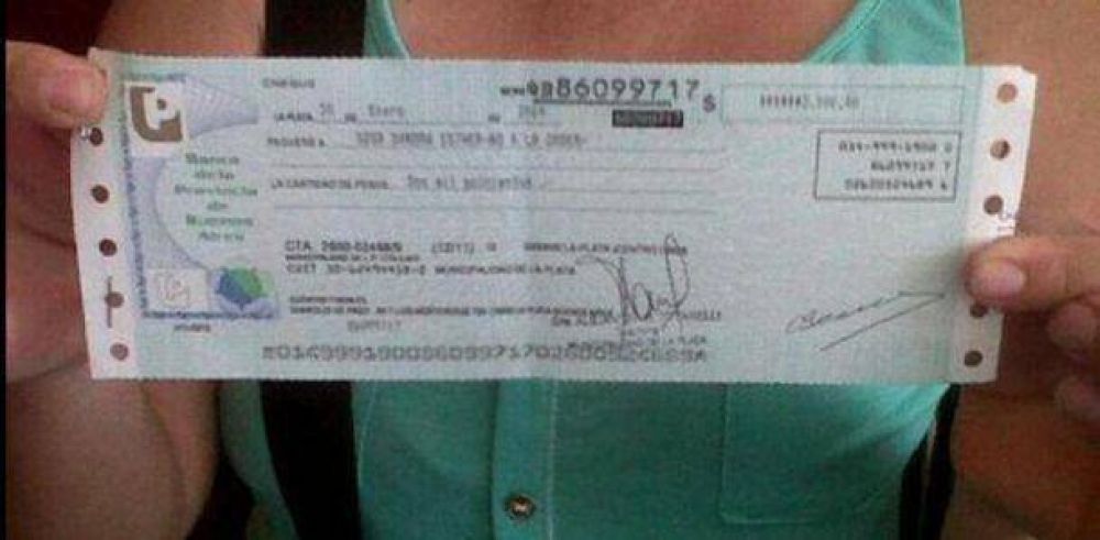 El municipio reparti� cheques a inundados