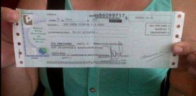 El municipio reparti� cheques a inundados