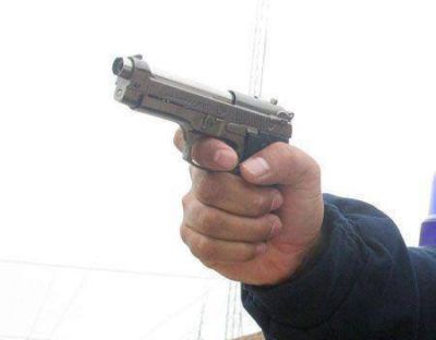  Discuti� con su pareja y tres sujetos lo amenazaron con un arma: quedaron detenidos