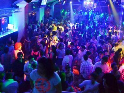 Los empresarios de la movida nocturna local quieren cerrar m�s tarde los boliches